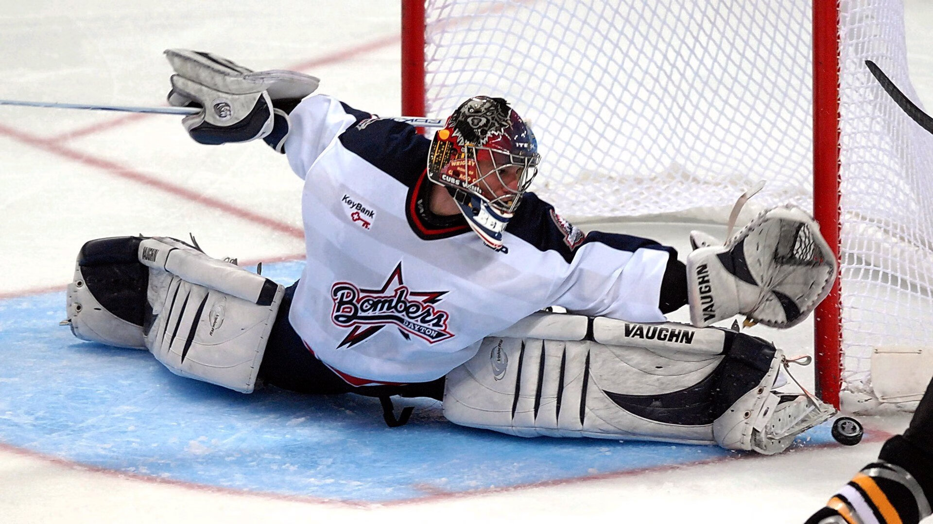 国际反家庭暴力公益跑 参与者统一佩戴紫色臂章